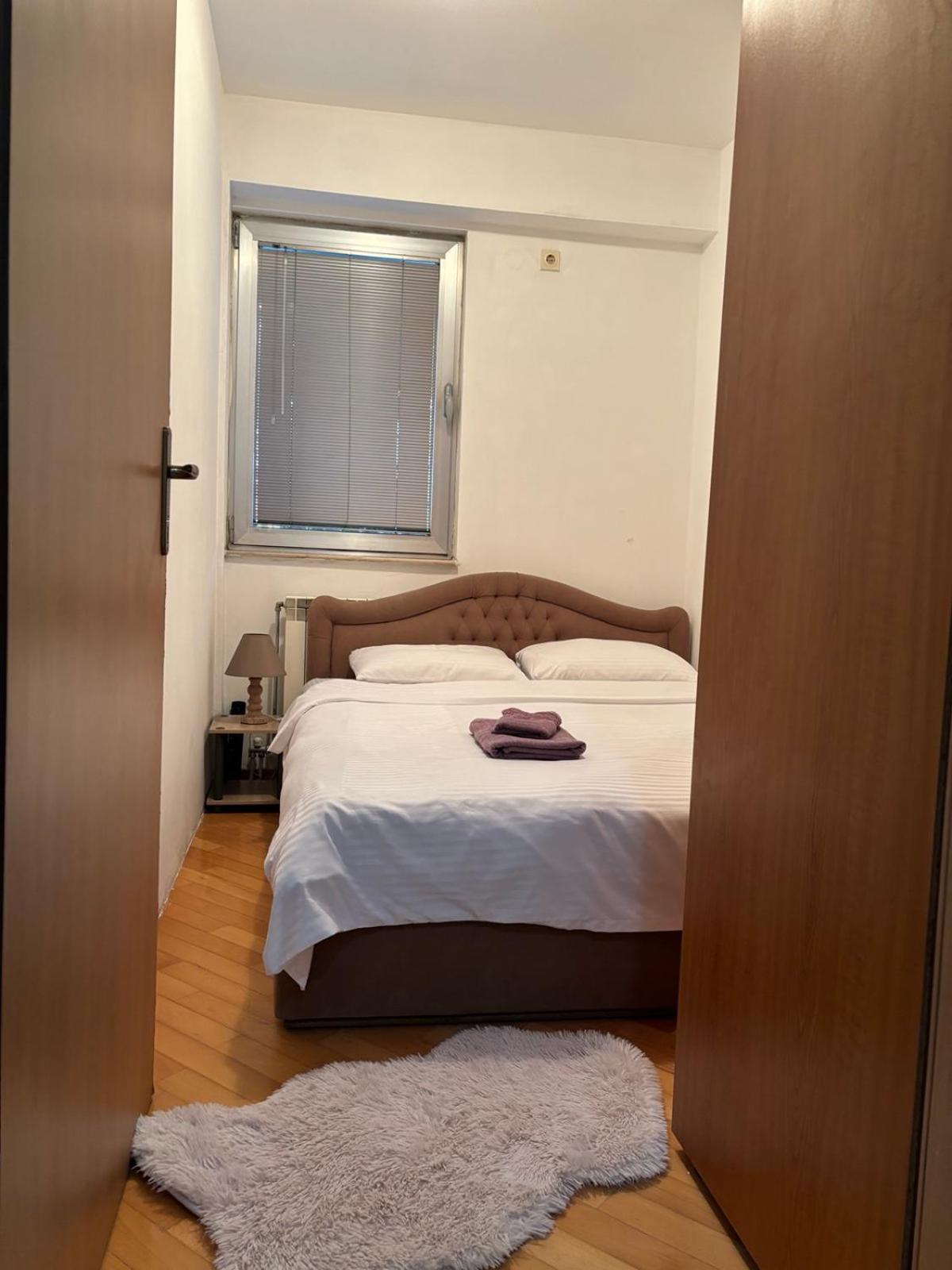 Lovely Square Apartment Purple Velvet Скопие Стая снимка