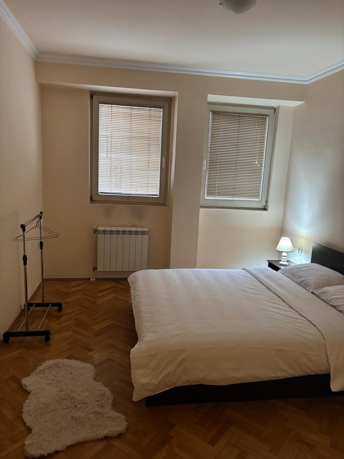 Lovely Square Apartment Purple Velvet Скопие Стая снимка