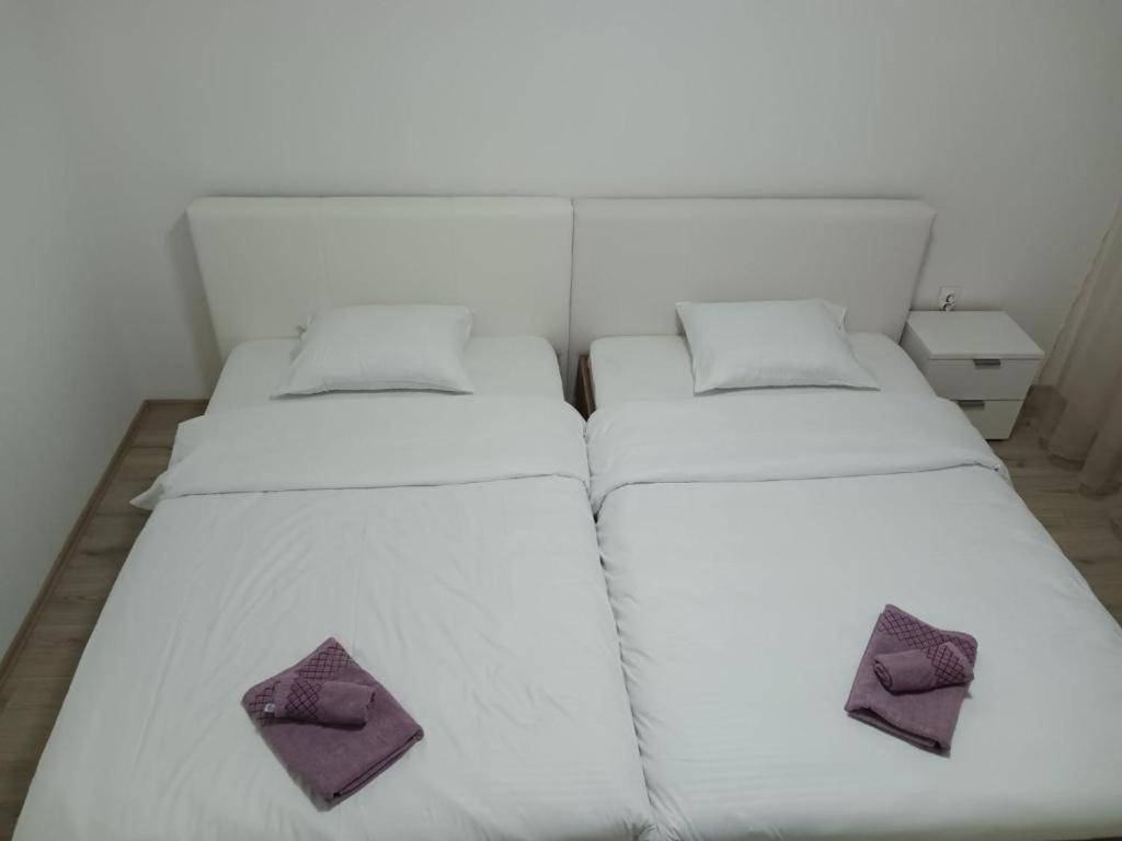 Lovely Square Apartment Purple Velvet Скопие Стая снимка