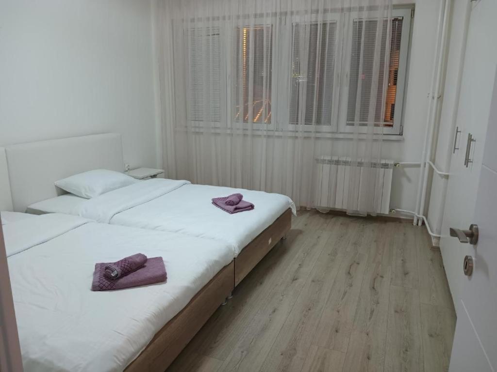 Lovely Square Apartment Purple Velvet Скопие Стая снимка