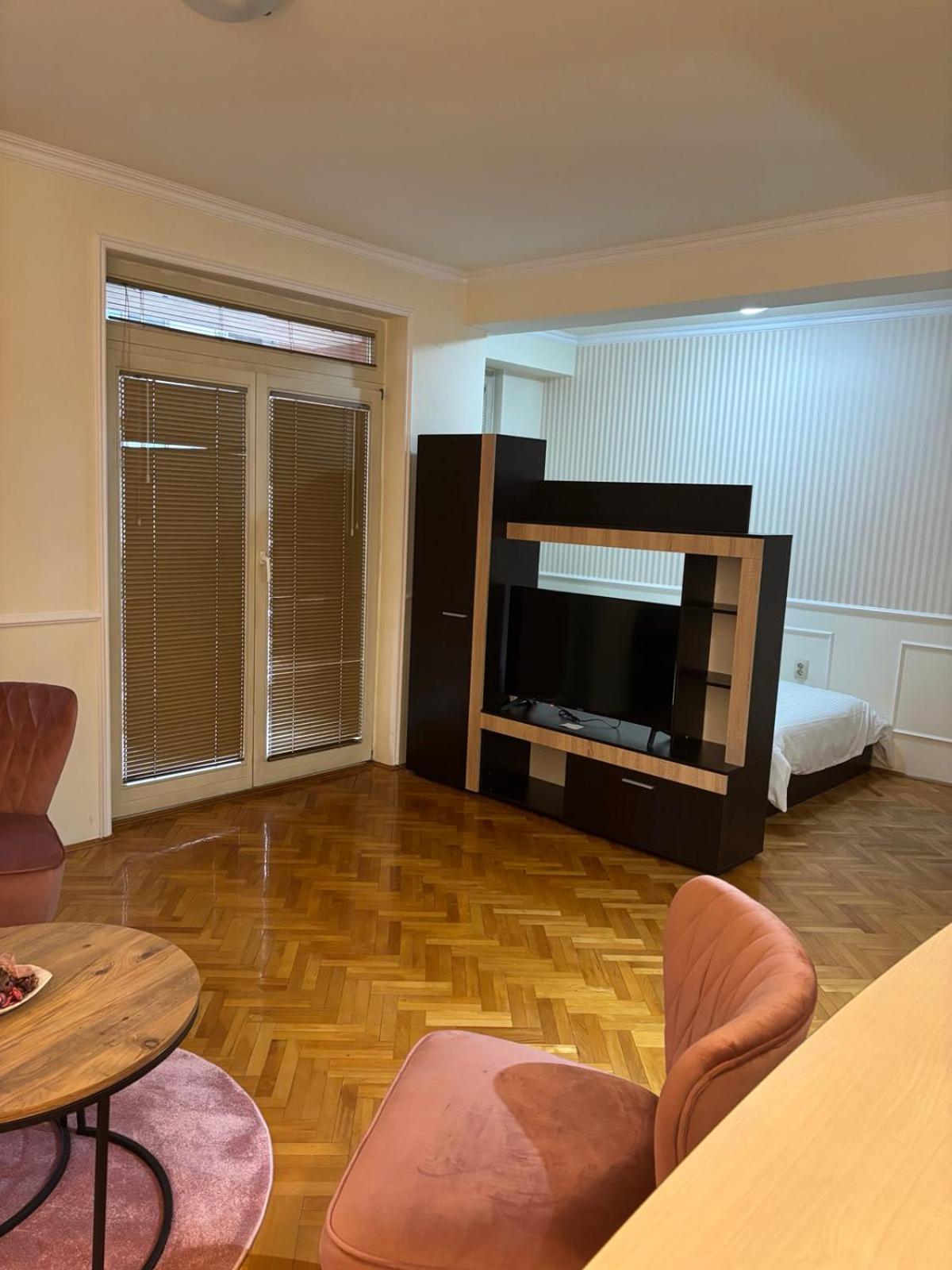 Lovely Square Apartment Purple Velvet Скопие Стая снимка