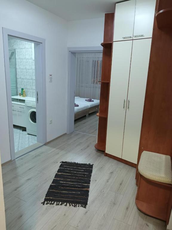 Lovely Square Apartment Purple Velvet Скопие Стая снимка