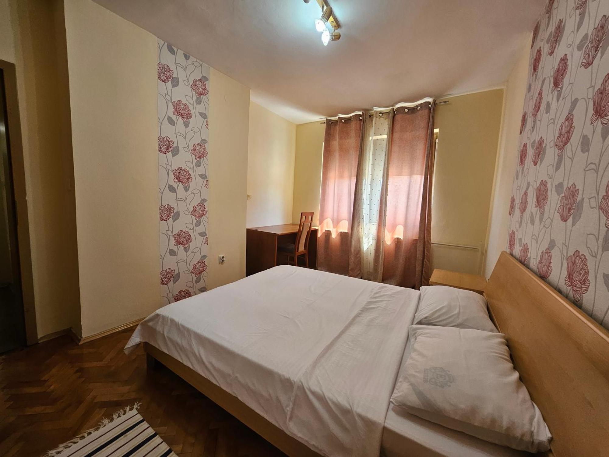 Lovely Square Apartment Purple Velvet Скопие Стая снимка