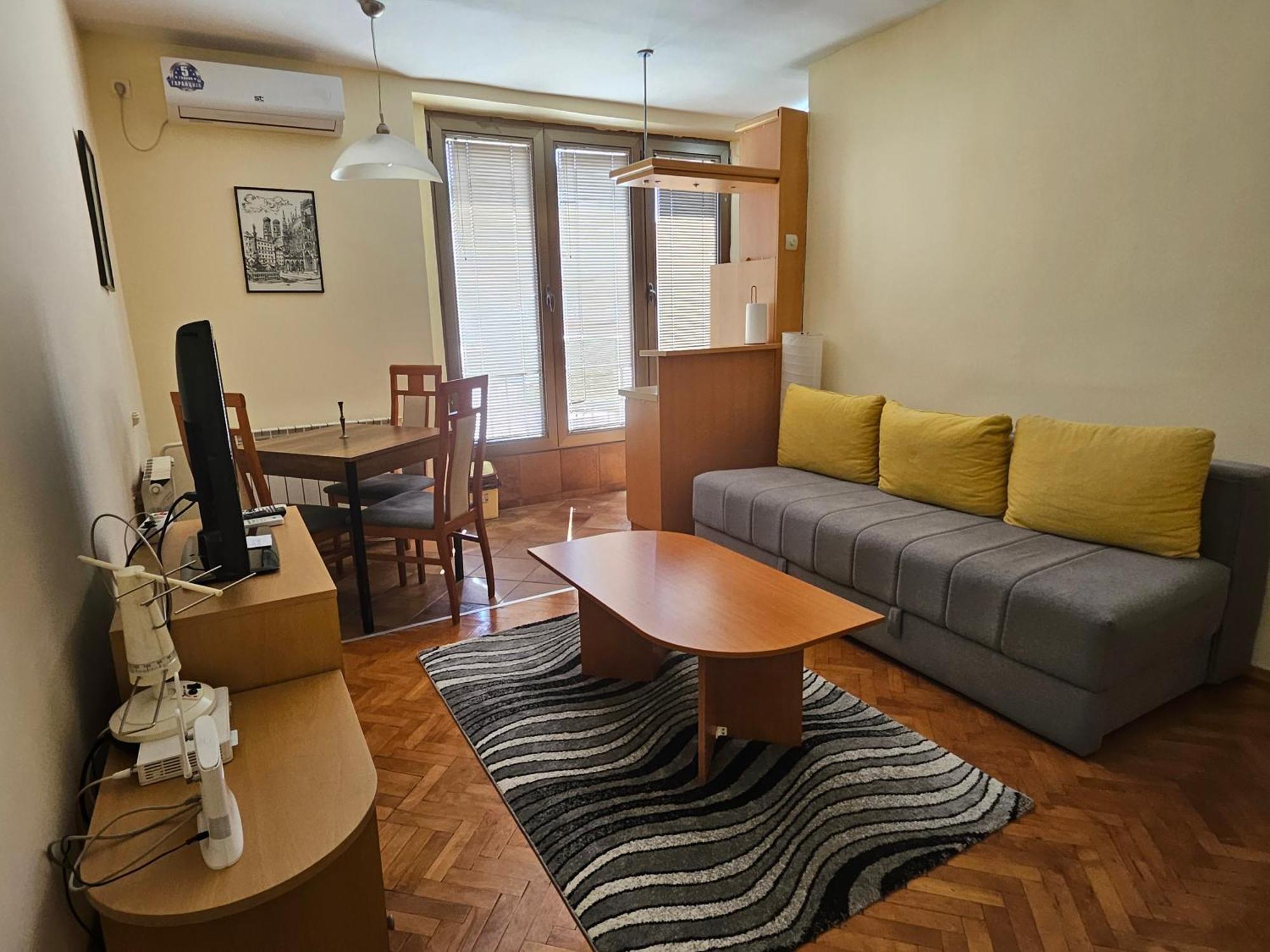 Lovely Square Apartment Purple Velvet Скопие Стая снимка