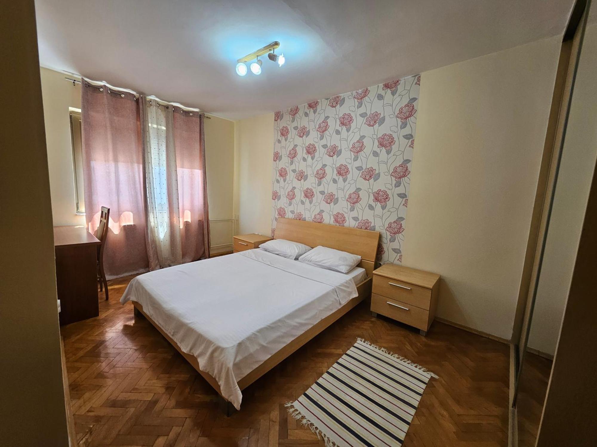 Lovely Square Apartment Purple Velvet Скопие Стая снимка